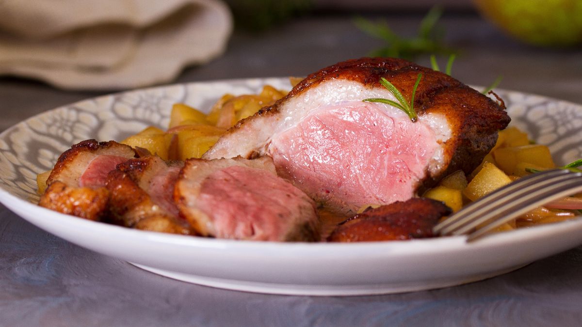 Mięso pieczonych filetów z kaczki powinno być różowe