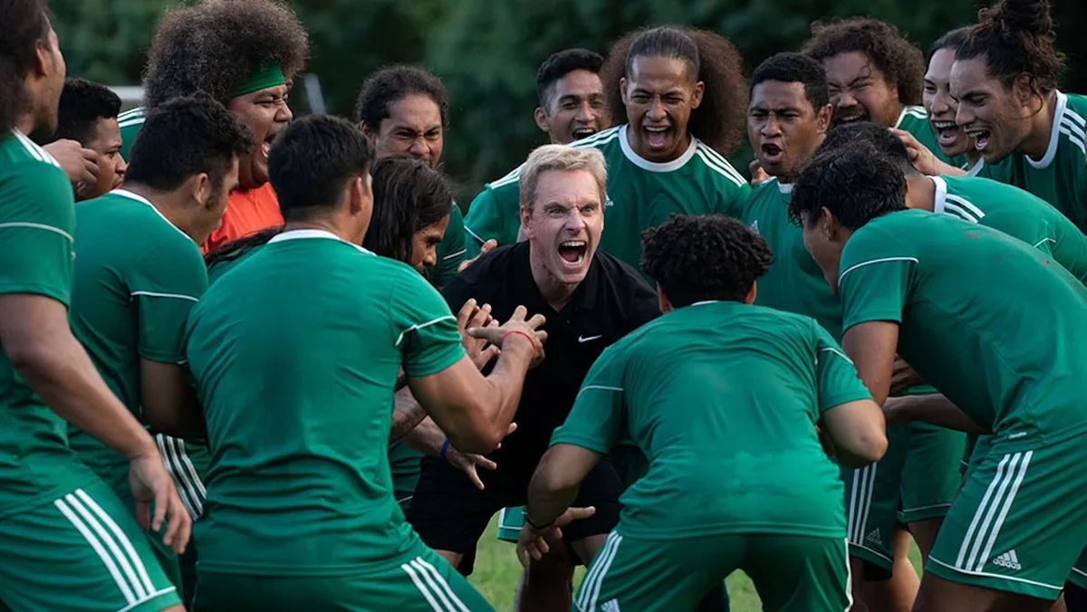 Michael Fassbender jako trener futbolowej drużyny Samoa Amerykańskiego w "Pierwszym golu"