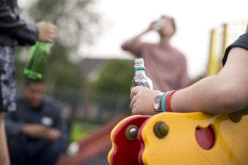 To dlatego nastolatki sięgają po alkohol. Ekspertka wskazuje przyczyny