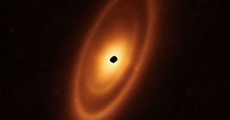 Pierwsze takie zdjęcie w historii. Teleskop Webba ujął pas asteroid i pierścienie poza Układem Słonecznym