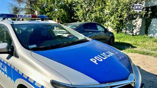 Kierowca BMW uderzył w drzewo i uciekł. Trójka pasażerów trafiła do szpitala, on sam był pijany