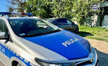 Kierowca BMW uderzył w drzewo i uciekł. Trójka pasażerów trafiła do szpitala, on sam był pijany