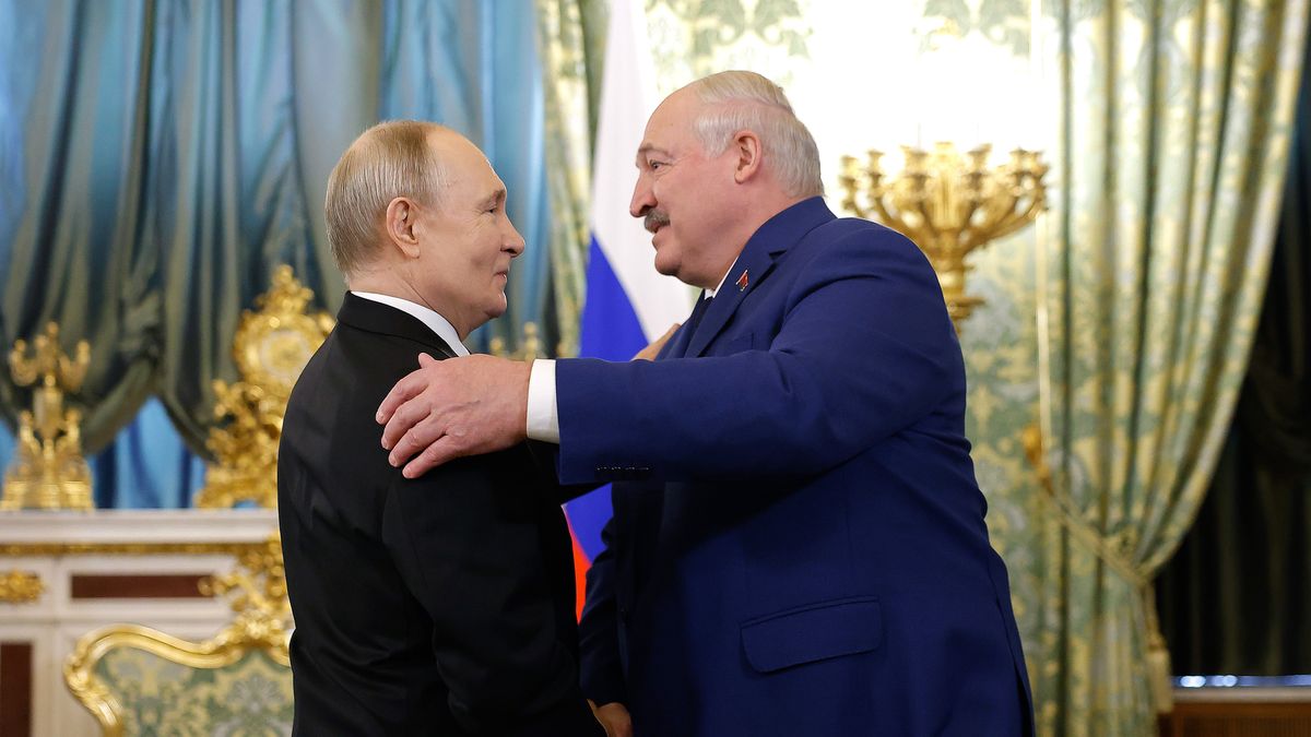 Belarus President Alexander Lukashenko visits Russia
epa11960774 Russian President Vladimir Putin (L) welcomes Belarusian President Alexander Lukashenko (R) during their meeting at the Kremlin in Moscow, Russia, 13 March 2025. Lukashenko is on an official visit to Moscow.  EPA/MAXIM SHEMETOV/POOL 
Dostawca: PAP/EPA.
MAXIM SHEMETOV/POOL
talks, flags, meeting, interior, visit