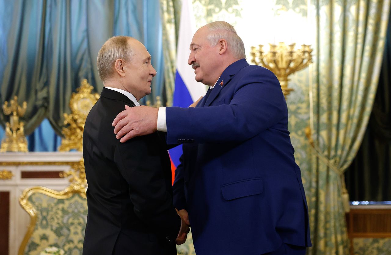 Belarus President Alexander Lukashenko visits Russia epa11960774 Russian President Vladimir Putin (L) welcomes Belarusian President Alexander Lukashenko (R) during their meeting at the Kremlin in Moscow, Russia, 13 March 2025. Lukashenko is on an official visit to Moscow. EPA/MAXIM SHEMETOV/POOL Dostawca: PAP/EPA. MAXIM SHEMETOV/POOL talks, flags, meeting, interior, visit