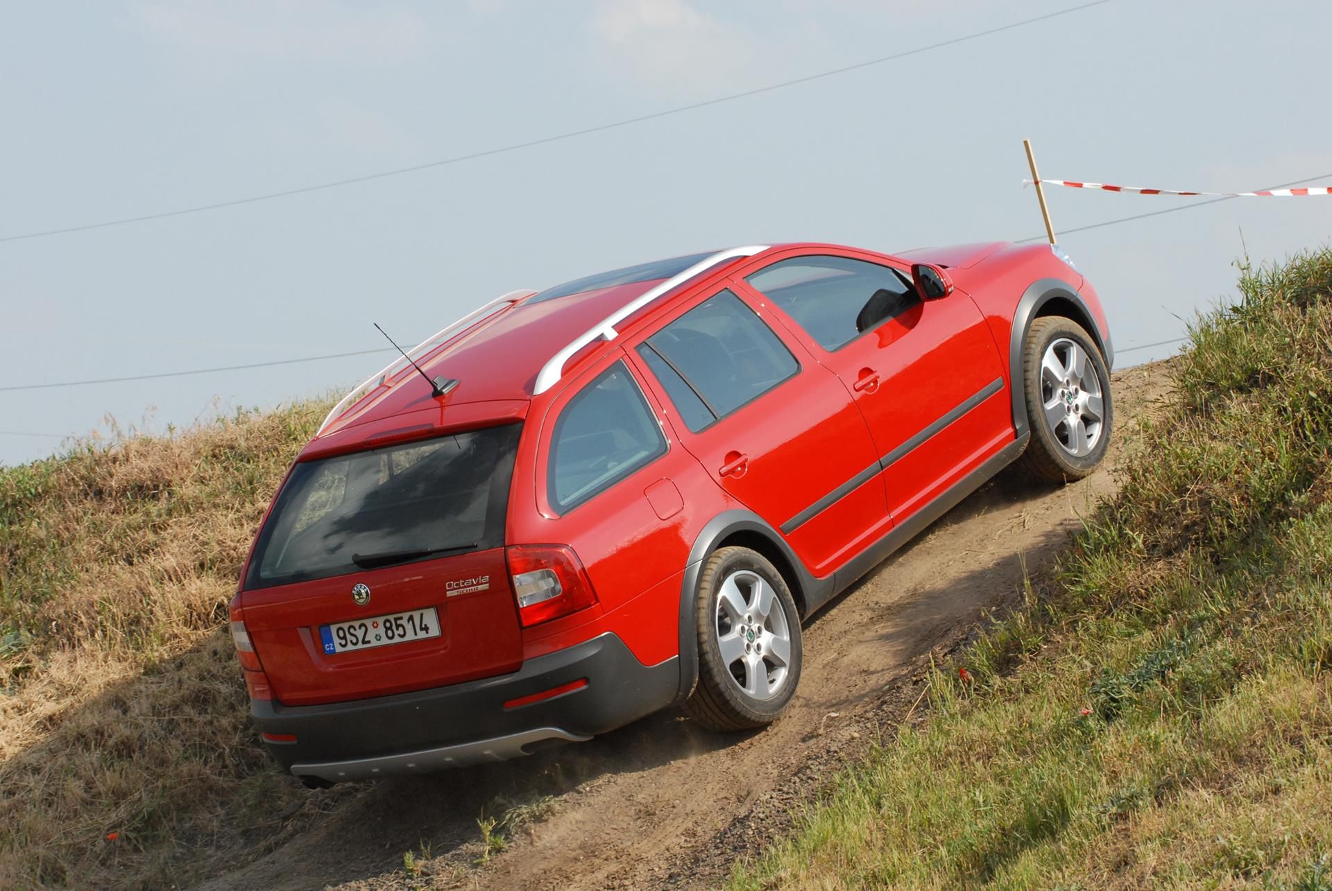 Praktyczna wersja terenowa Scout, dzielniejsza na bezdrożach od niejednego SUV-a. Tylko z mocnymi silnikami 1.8 TSI oraz 2.0 TDI