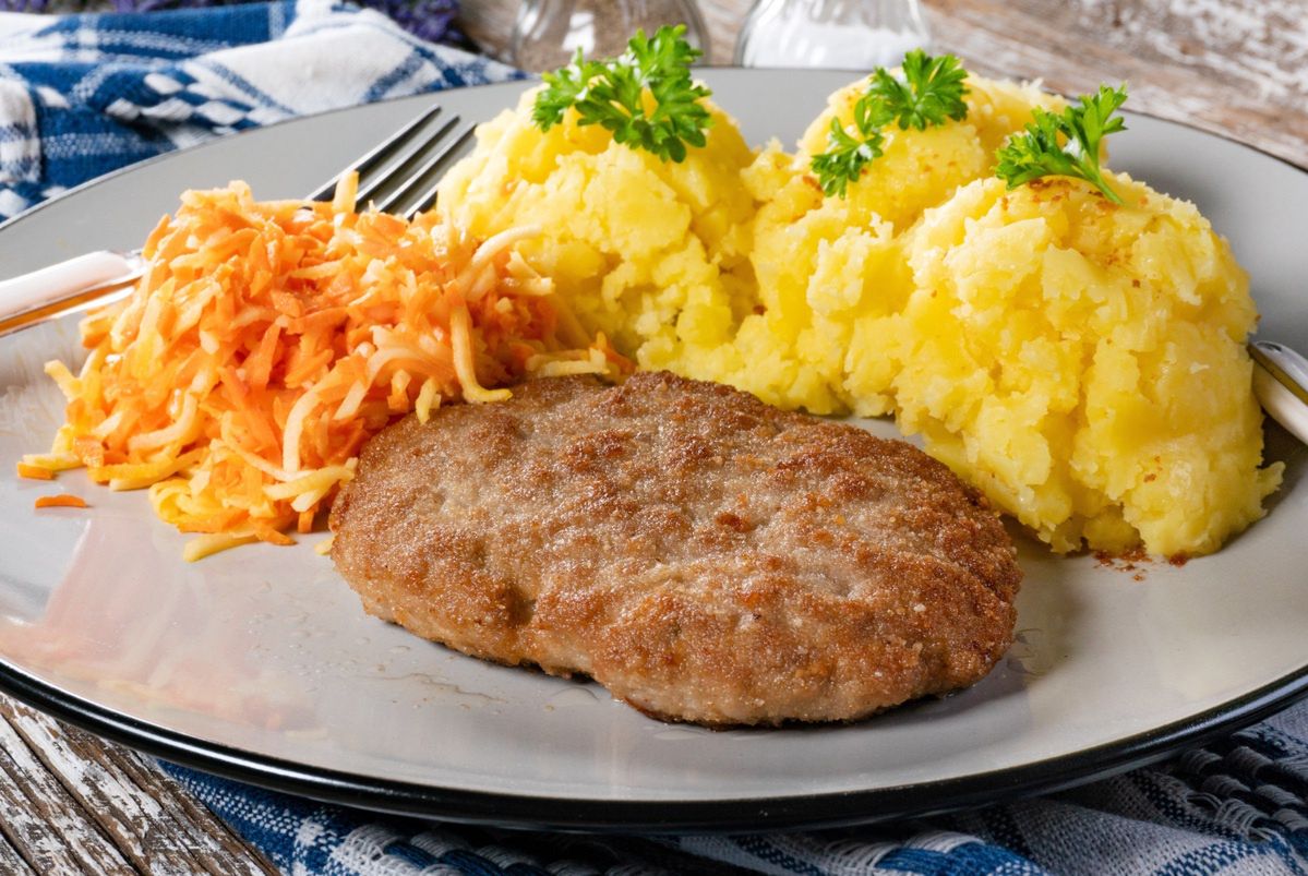 Kotlet z tłuczonymi ziemniakami i surówką