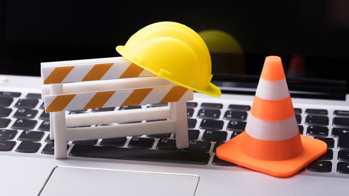 Bariery drogowe, kask i pachołek z depositphotos