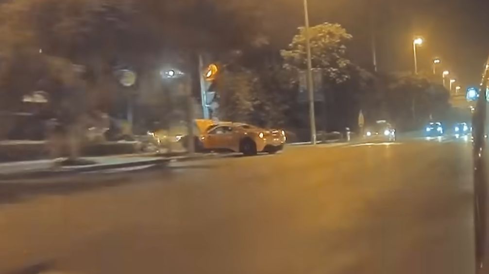 Kierowca ferrari stracił panowanie nad autem i uderzył w słup oświetleniowy