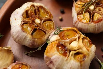 Piekę na zapas kilka główek. Dodaję do smarowideł i sosów