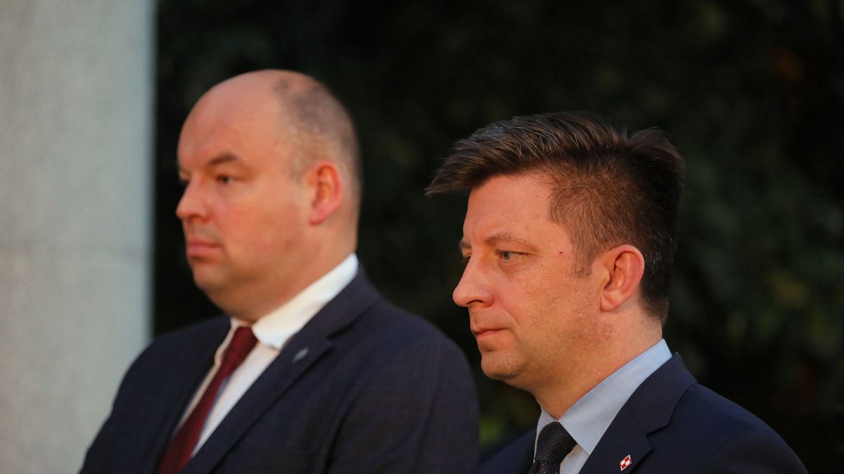 Warszawa, 11.07.2021. Szef KPRM Michał Dworczyk (P) oraz Pełnomocnik Rządu do spraw Polonii i Polaków za Granicą Jan Dziedziczak (L) podczas uroczystości pod pomnikiem 27. Wołyńskiej Dywizji Piechoty AK w Warszawie, 11 bm. Dziś obchodzony jest narodowy Dzień Pamięci Ofiar Ludobójstwa dokonanego przez ukraińskich nacjonalistów na obywatelach II Rzeczypospolitej Polskiej. (jm) PAP/Paweł Supernak