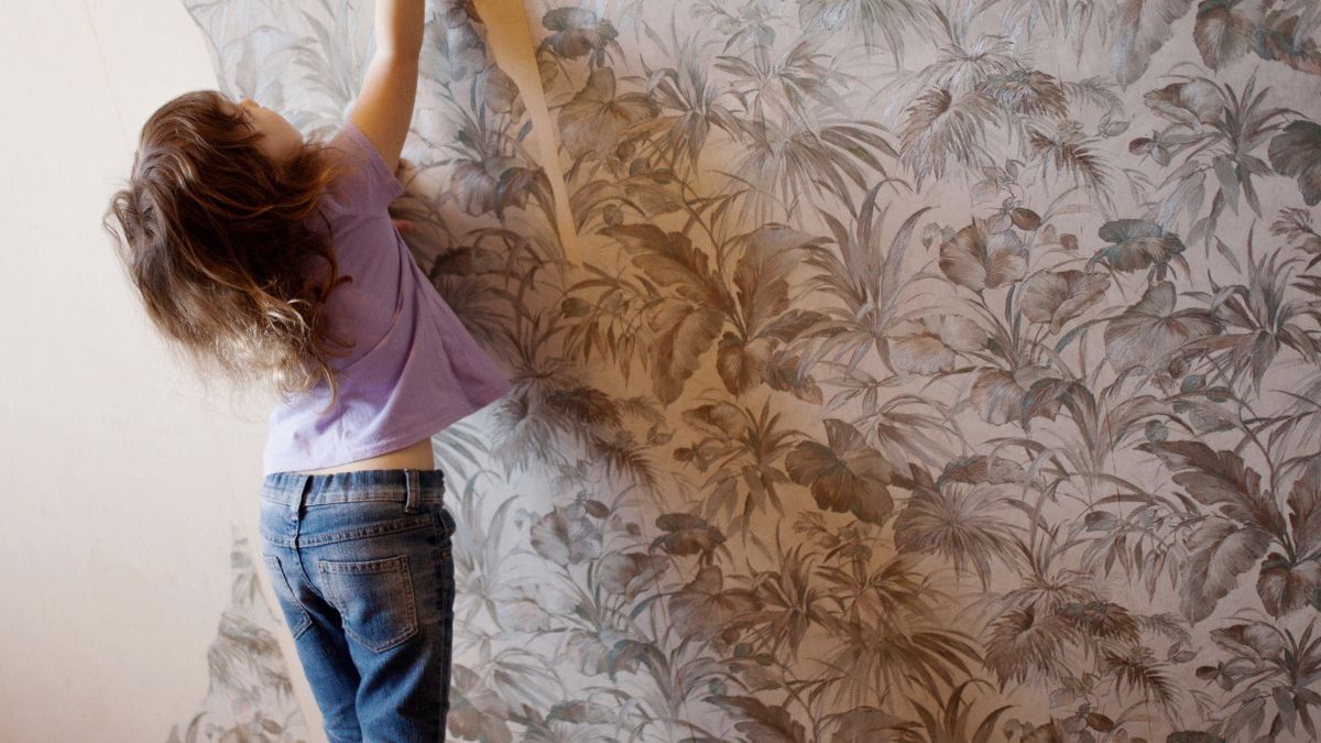 Dziewczynka zrywa tapetę