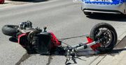 Poważne zderzenie motocyklisty z trzema autami na Białołęce. Motocykl połamał się na pół