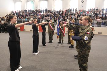 Wałbrzych: Zaprzysiężenie uczniów klas pierwszych w IV LO