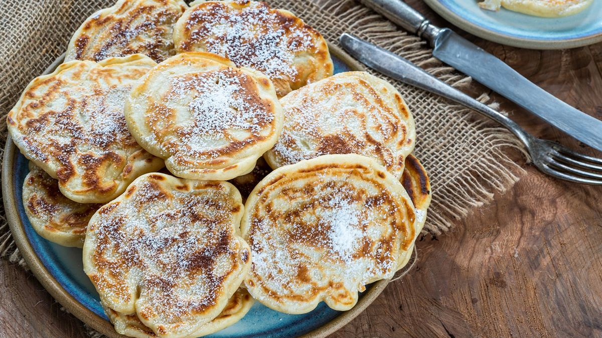Góra mięciutkich i puszystych placuszków w 10 minut. Bez drożdży i zsiadłego mleka
