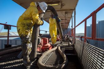 Wymiana ognia na Bliskim Wschodzie. Setki rakiet. Ropa zareagowała