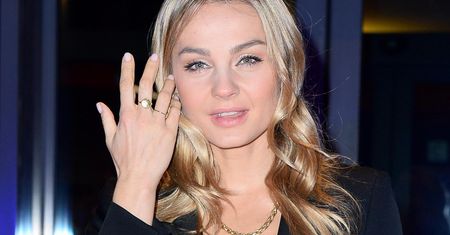 Małgorzata Socha wybiera prezent na Dzień Matki. Ma na sobie najmodniejsze buty sezonu