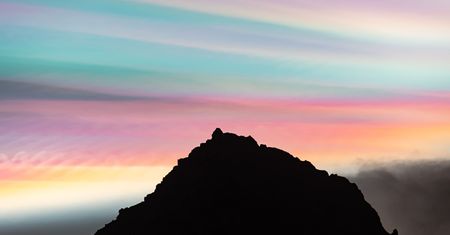 Rzadka kolorowa chmura nad Islandią. Widok wygląda jak z bajki
