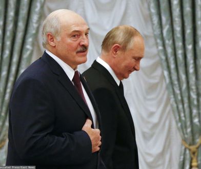 Łukaszenka "flirtuje" z Putinem przed paradą