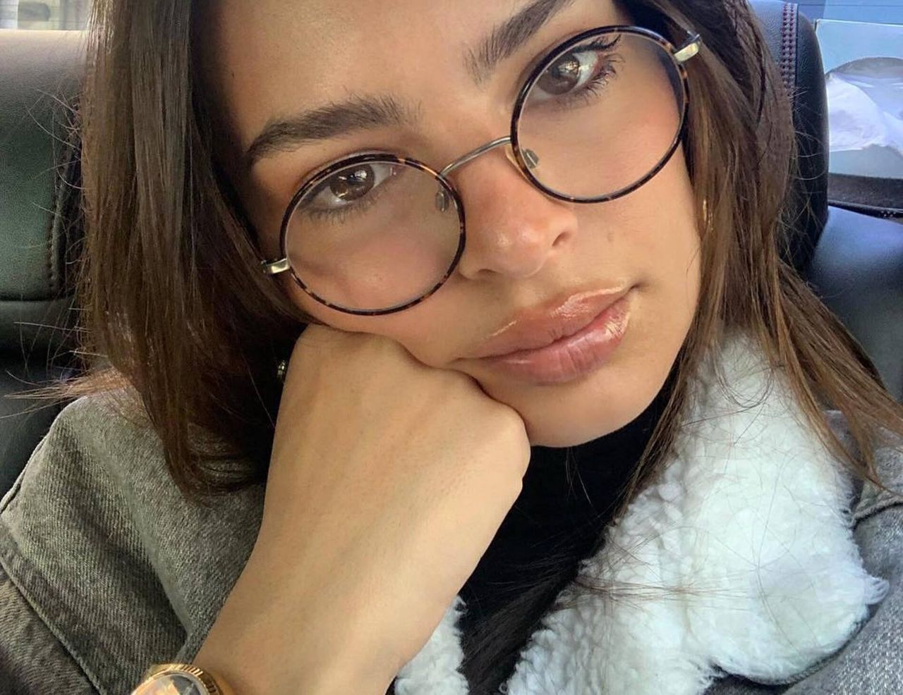 Emily Ratajkowski stawia na modne okulary w okrągłym kształcie
Instagram/emrata