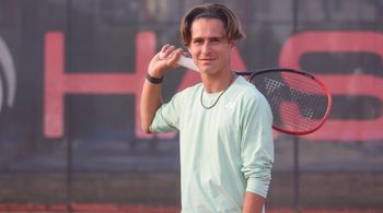 Rzeszowianin wygrał w Wimbledonie drugi mecz. W środę walczy z Włochem o ćwierćfinał