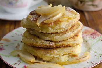 Zamiast jabłek, dodaję inny owoc. Cała sterta placków szybko znika z talerza