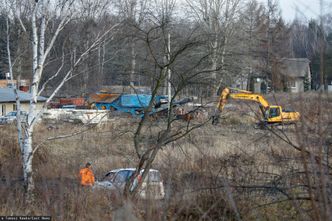W miejscu fabryki hula wiatr. A miasto buduje już drogę