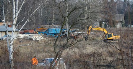 W miejscu fabryki hula wiatr. A miasto buduje już drogę