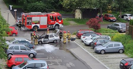 Lublin: Pożar auta na parkingu. Kierowca próbował ugasić ogień gaśnicą