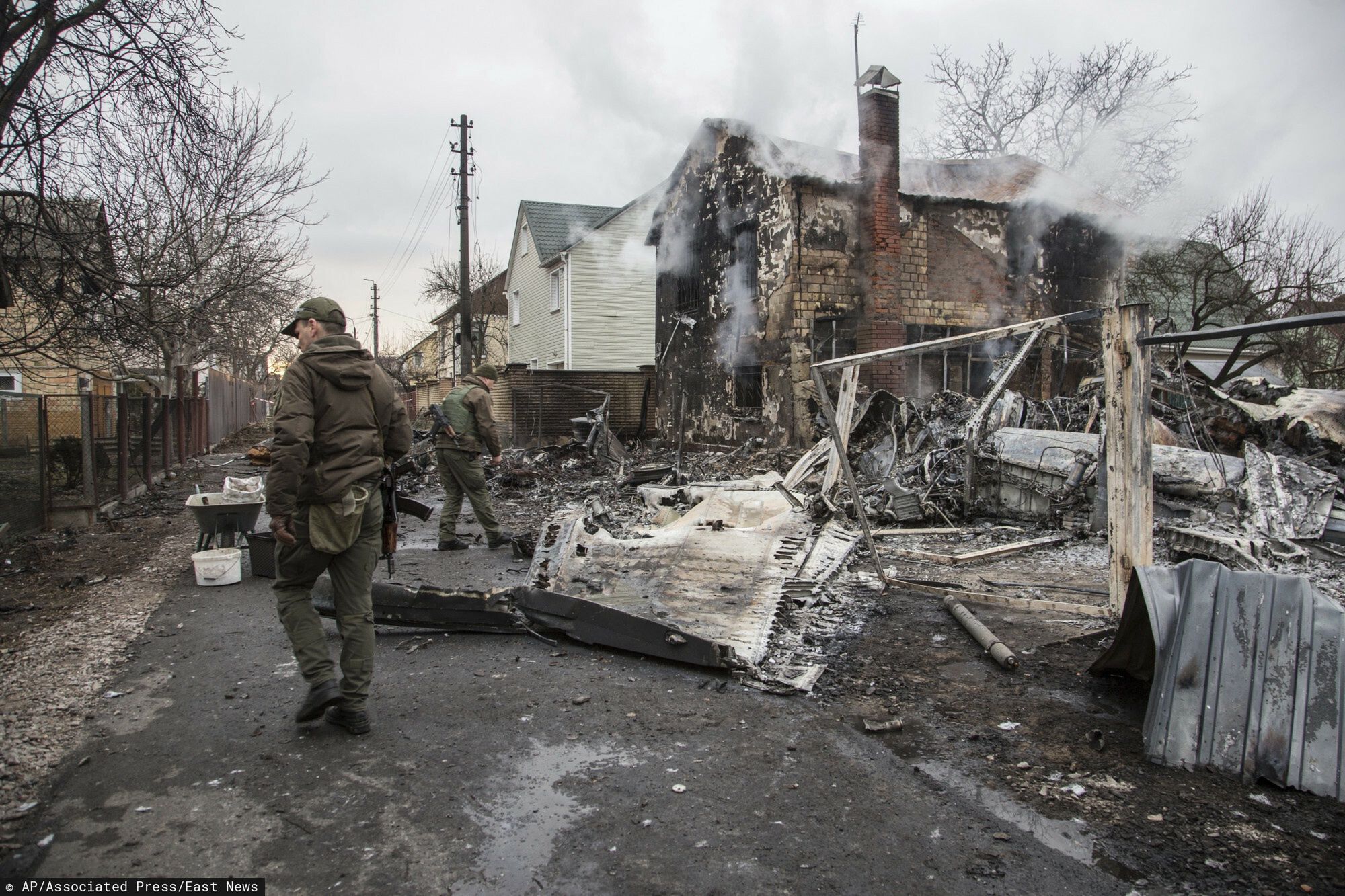 Wojna w Ukrainie - bombardowanie KijowaUkrainian servicemen walk at fragments of a downed aircraft seen in in Kyiv, Ukraine, Friday, Feb. 25, 2022. It was unclear what aicraft crashed and what brought it down amid the Russian invasion in Ukraine Russia is pressing its invasion of Ukraine to the outskirts of the capital after unleashing airstrikes on cities and military bases and sending in troops and tanks from three sides. (AP Photo/Oleksandr Ratushniak)AP