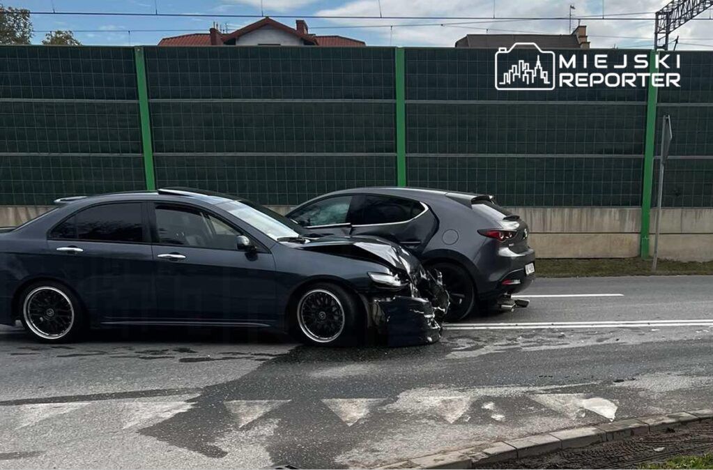 Warszawa: Zderzenie dwóch aut w Ursusie. Pojazdy mocno uszkodzone