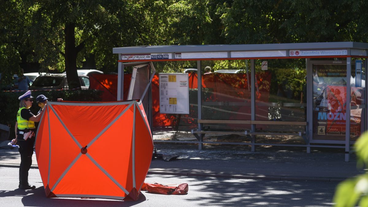 Warszawa: samochód osobowy wjechał w przystanek pełen ludzi