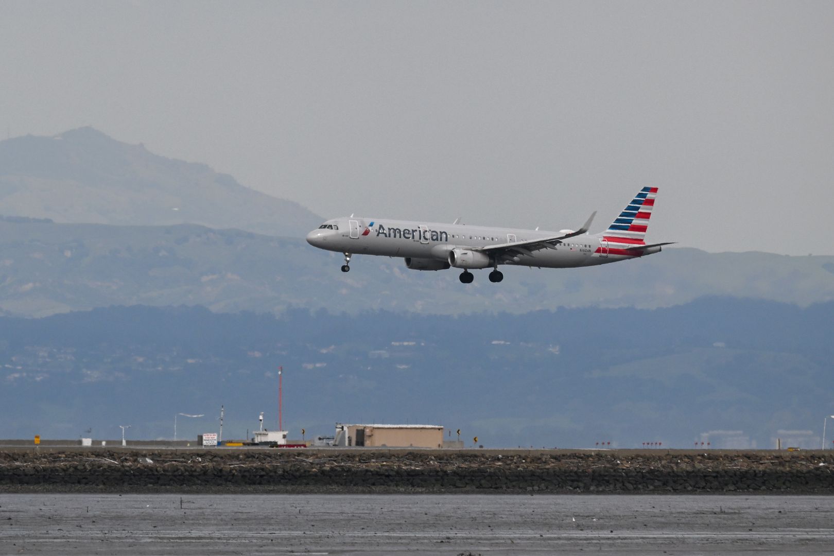 23,5 miliona dolarów. Pilot American Airlines wytoczył proces