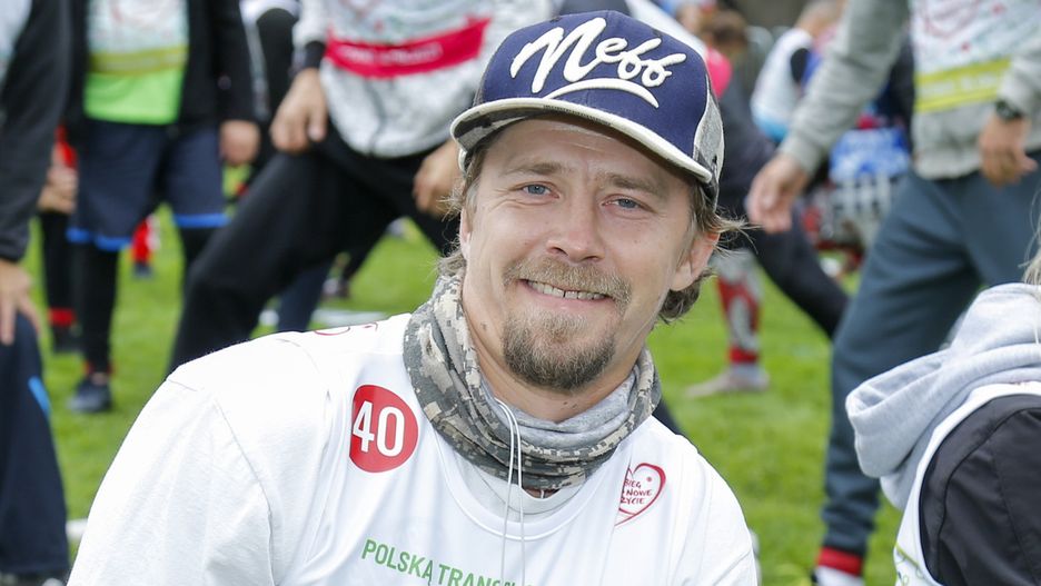 Bartosz Obuchowicz przygotowuje się do biegu