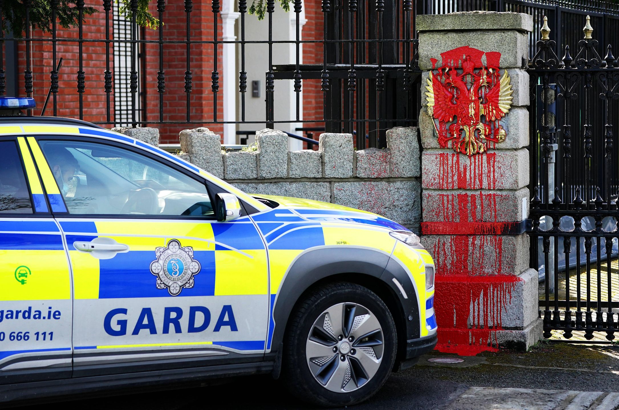 Incydent w Irlandii. Ciężarówka staranowała bramę ambasady Rosji