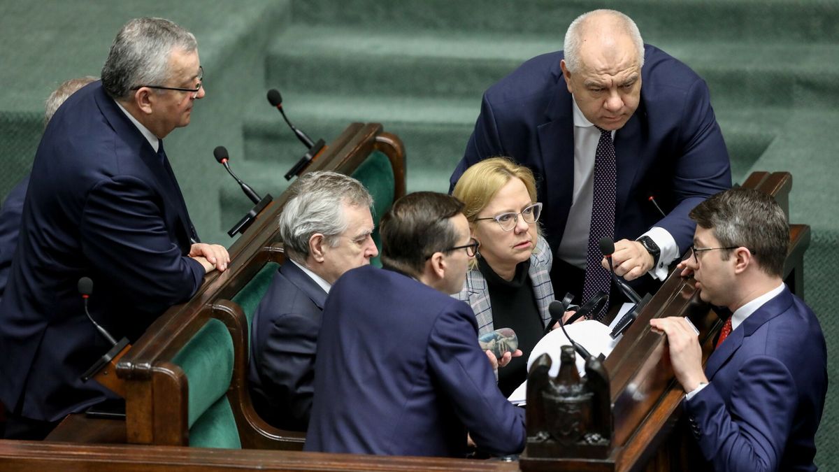 53. posiedzenie Sejmu IX kadencji
27.04.2022 Warszawa 53. posiedzenie Sejmu IX kadencji   fot. Tomasz Jastrzebowski/REPORTER
n/z: Andrzej Adamczyk, Piotr Glinski, Mateusz Morawiecki, Anna Moskwa, Jacek Sasin, Piotr Muller
Tomasz Jastrzebowski/REPORTER