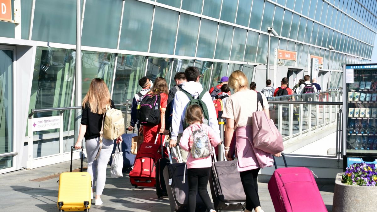 Podr�?e Albin Marciniak
PHOTO: ALBIN MARCINIAK / EAST NEWS Lotnisko Chopina w Warszawie, miedzynarodowy port lotniczy im. Fryderyka Chopina w Warszawie, Warsaw Chopin Airport, Przedsiebiorstwo Panstwowe "Porty Lotnicze" ograniczenia i procedury w czasie pandemi koronawirusa covid - 19 n/z hala odlotow, wejscie do terminala, tlumy pasazerow
Albin Marciniak