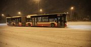 Białorusin pchał miejski autobus, który utknął w śniegu. Jego postawę doceniły zagraniczne media
