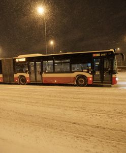 Białorusin pchał miejski autobus, który utknął w śniegu. Jego postawę doceniły zagraniczne media