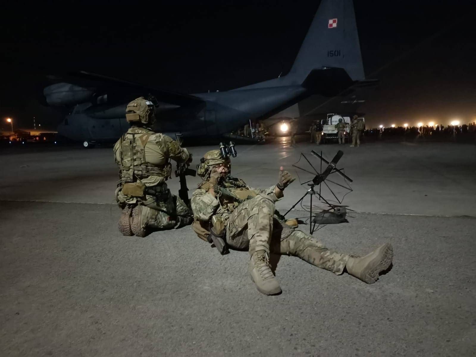 Polscy żołnierze sił specjalnych osłaniają ewakuację z Kabulu.