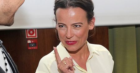 Anna Mucha gra nogą w złotym kostiumie kąpielowym, opalając się nad basenem: "Jak to mówią Francuzi..." (ZDJĘCIA)