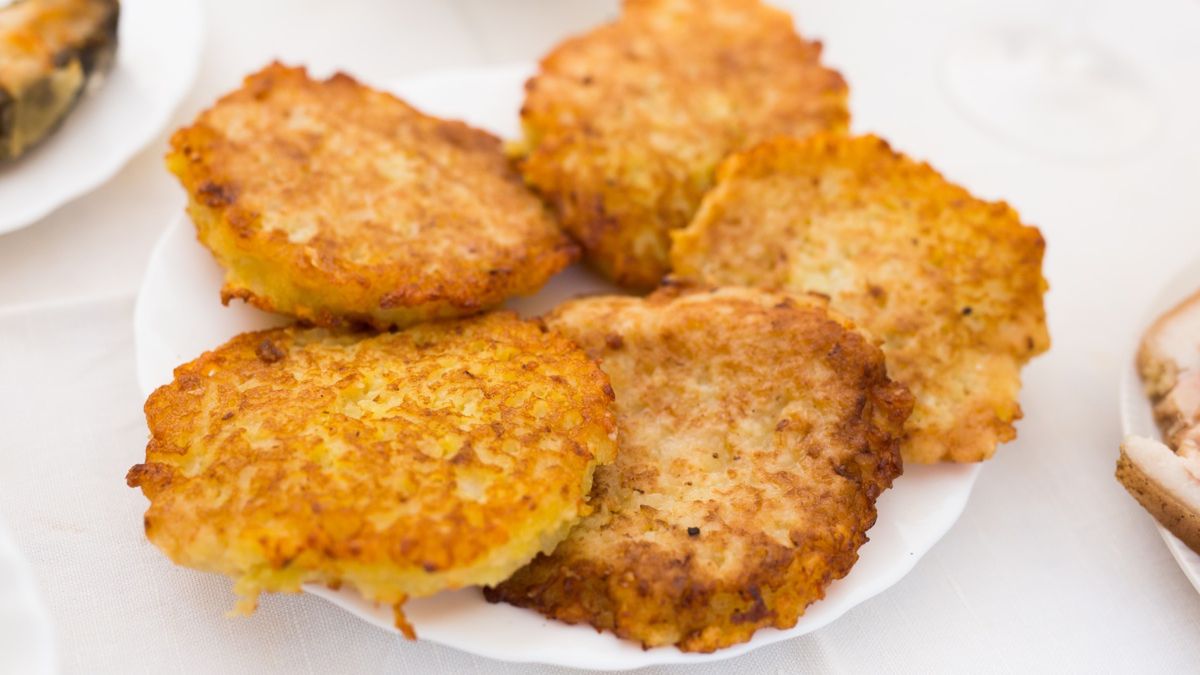 Placki ziemniaczane na białym talerzu