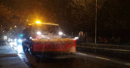 Marznący deszcz spowodował, że na drogach i chodnikach zrobiło się ślisko. Na ulice wyjechały pługosolarki