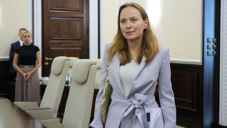 Warszawa, 12.08.2025. Minister funduszy i polityki regionalnej Katarzyna Pełczyńska-Nałęcz przed posiedzeniem rządu w KPRM w Warszawie, 12 bm. Rada Ministrów zajmie się m.in. projektem zmiany ustawy o Centralnym Porcie Komunikacyjnym, przewidującym możliwość wypłaty zaliczek w wysokości do 85 proc. odszkodowania osobom wywłaszczanym na potrzeby CPK. (mr) PAP/Paweł Supernak