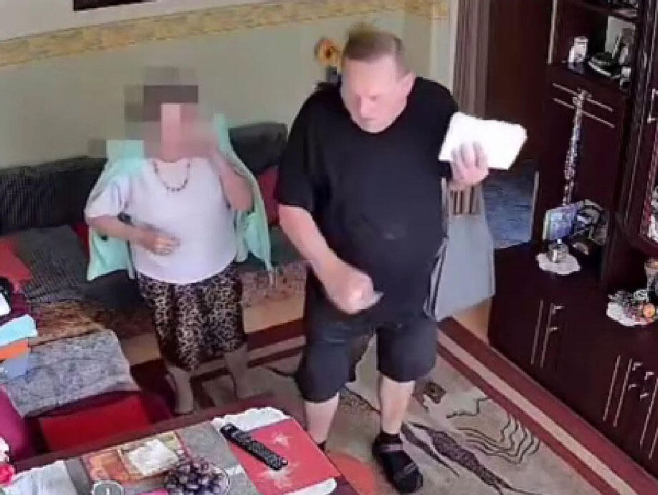 Konin: Oszust wszedł do mieszkania seniorki. Próbował ją okraść i wyłudzić pieniądze. Wszystko się nagrało. Mężczyzna jest poszukiwany