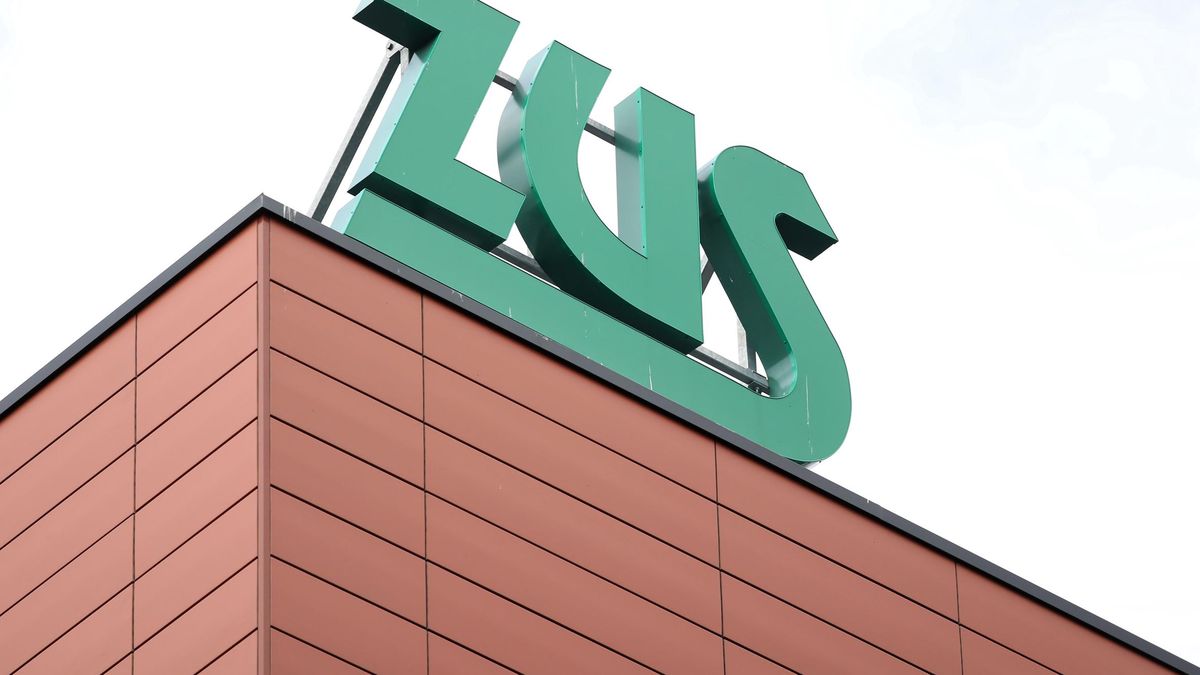 Inspektorat ZUS Praga-P�nocWarszawa, 30.03.2022. Logo Zak�adu Ubezpiecze� Spo�ecznych na budynku Inspektoratu Praga-P�noc, 30 bm. (tg/ibor) PAP/Tomasz GzellTomasz Gzellbudynek, elewacja, emerytura, emerytury, informacja, litery, logotyp, napis, oddzia�ywanie, otwarcie, pieni�dze, pieni�dzy, po remoncie, Praga P�noc, prasowa, sprawy urz�dowe, ukrai�ski, wp�yw, Zak�ad Ubezpiecze� Spo�ecznych, zasi�ek, zasi�ki