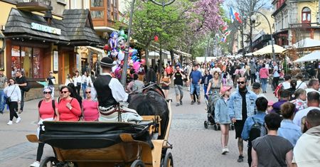 Kolejni turyści odkryli Zakopane. Zjeżdżają autokarami, płacą fortunę