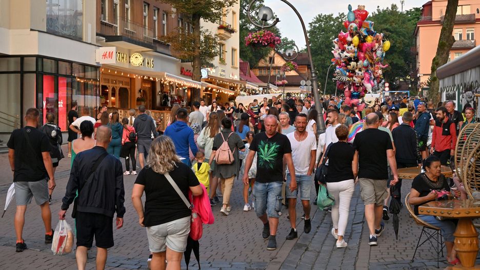 Zakopane odwiedzają tłumy. Część z turystów stawia na imprezowanie - zdjęcie ilustracyjne