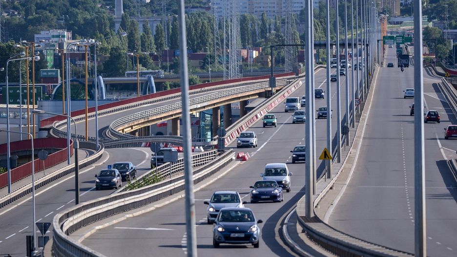 Polska ma być największym beneficjentem unijnego Społecznego Funduszu Klimatycznego. Na lata 2026–2032 do dyspozycji kraju trafić ma aż 65 mld zł. Środki te mają łagodzić skutki rozszerzenia systemu ETS2, który obejmie m.in. transport drogowy. W efekcie ceny paliw wzrosną, a uboższe gospodarstwa domowe mogą mieć ograniczony dostęp do mobilności.