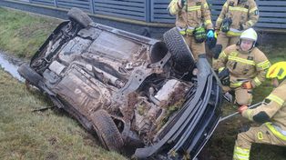 Powiat łukowski: Volvo wypadło z drogi, uderzyło w przepust i dachowało. W pojeździe była czwórka nastolatków