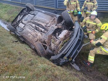 Powiat łukowski: Volvo wypadło z drogi, uderzyło w przepust i dachowało. W pojeździe była czwórka nastolatków
